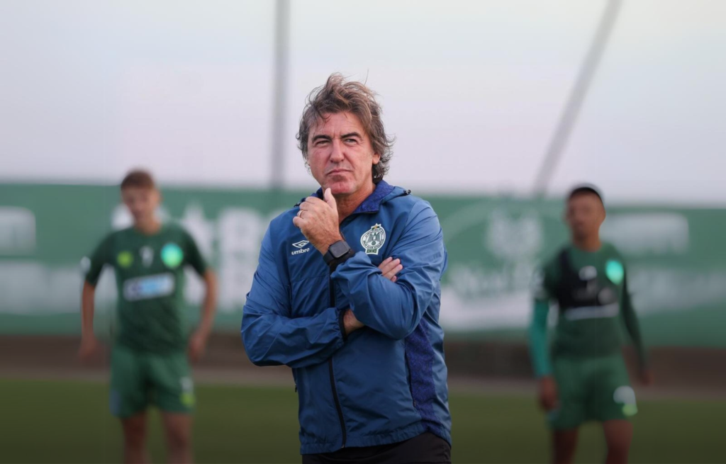 سابينتو يستعين بالفيديو لإقناع مسؤولي الرجاء بأن الفريق في تطور