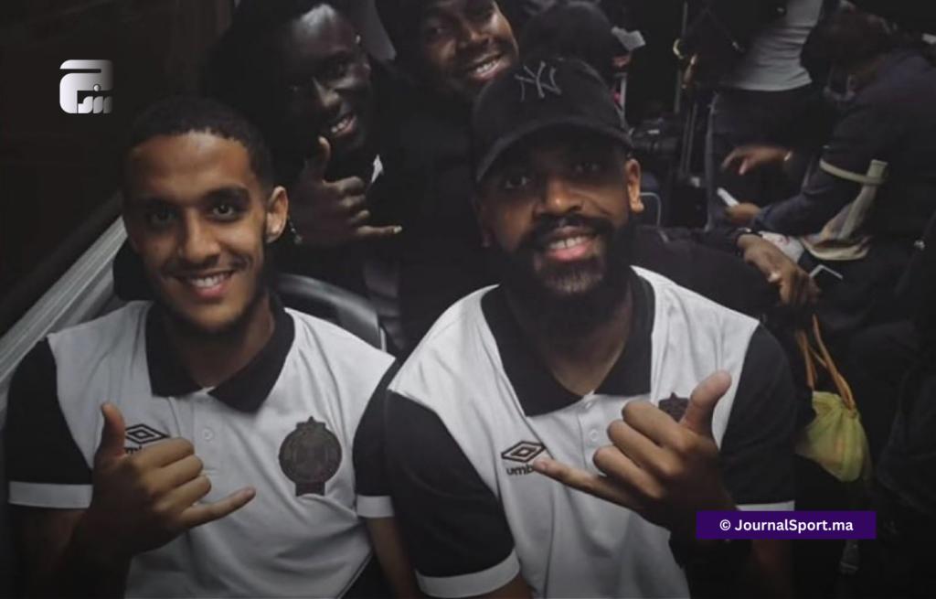 لاعبو الرجاء يشاركون مواطنين بجنوب إفريقيا وسائل تواصل جماعية 