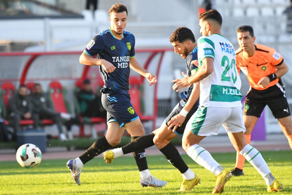 الرجاء يتعادل بشق الأنفس أمام اتحاد طنجة في مؤجل الجولة الـ17