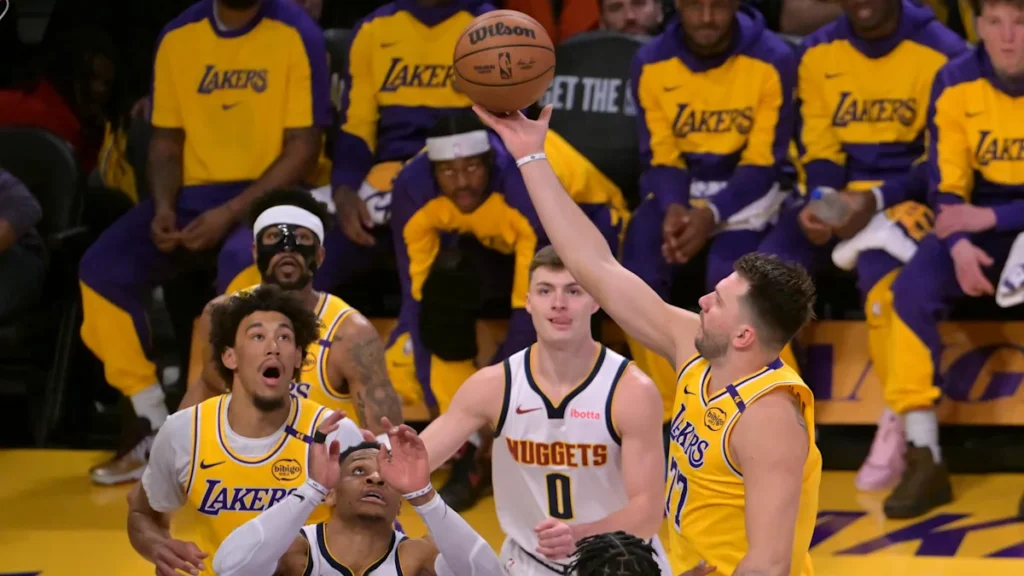 هزيمة كبيرة لليكرز رغم عودة جيمس