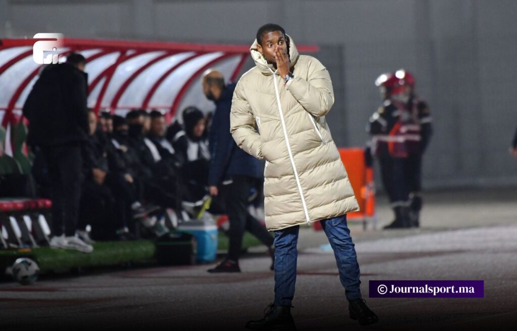 موكوينا يدافع عن لاعبيه ويدعو الجماهير لمواصلة الدعم