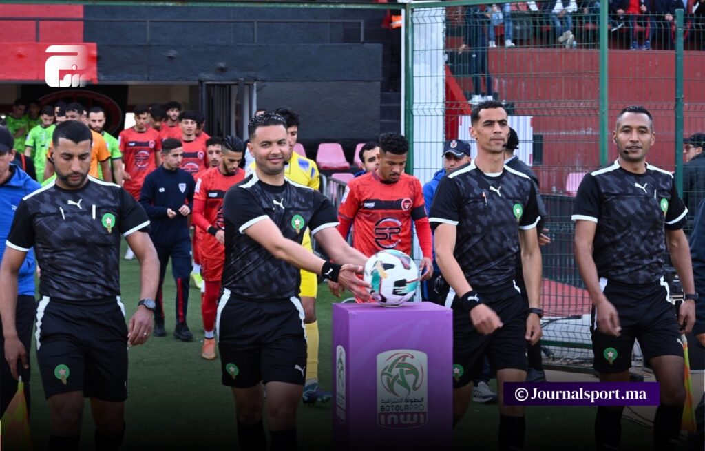 الكشف عن طاقم تحكيم مباراة الديربي بين الوداد والرجاء