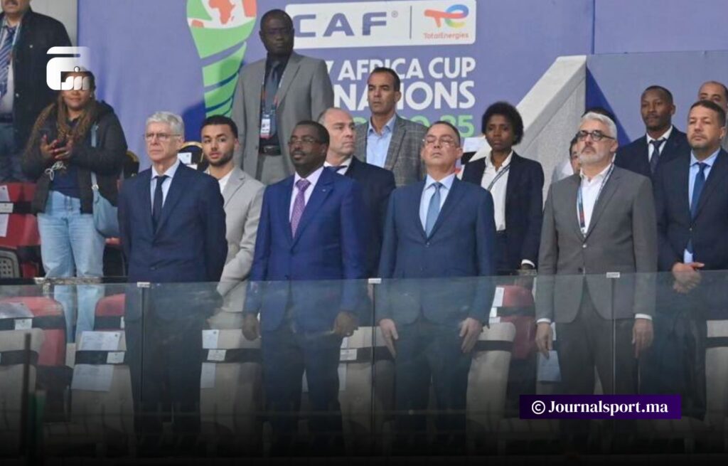 فينغير يتابع مباراة الديربي بين الوداد والرجاء