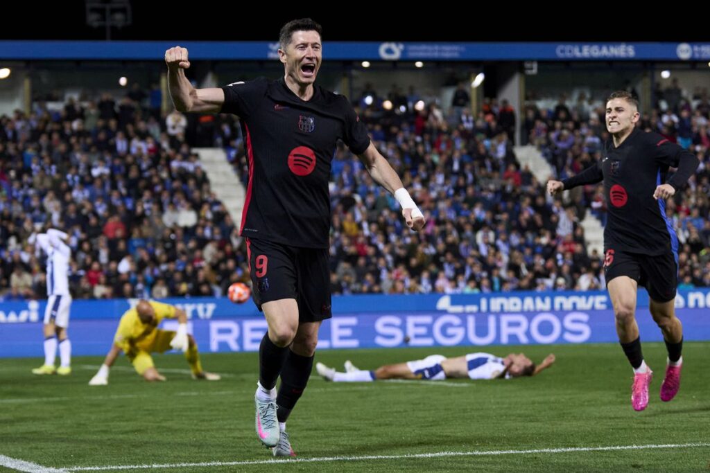 برشلونة يفوز ويبتعد 7 نقاط عن ريال مدريد