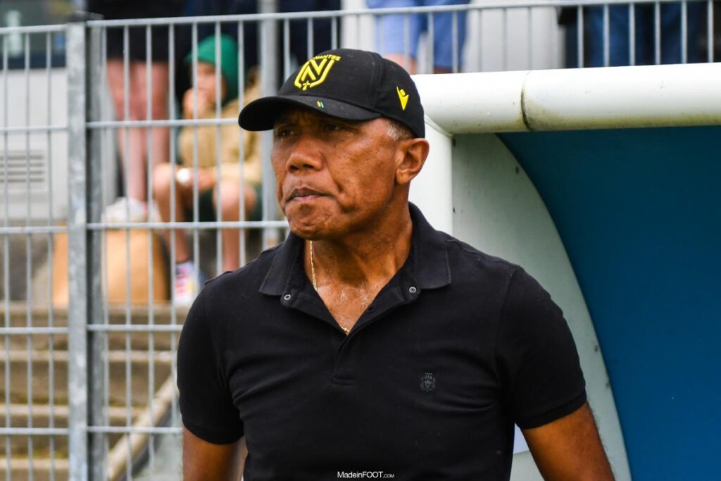 نانت يقيل مدربه كومبواريه