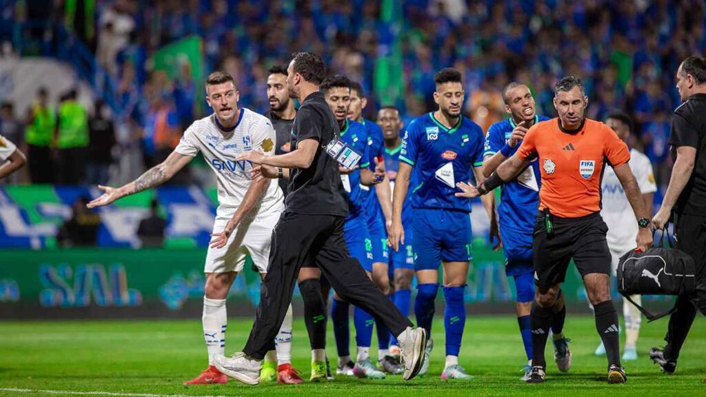 فوز مثير للهلال على الفتح