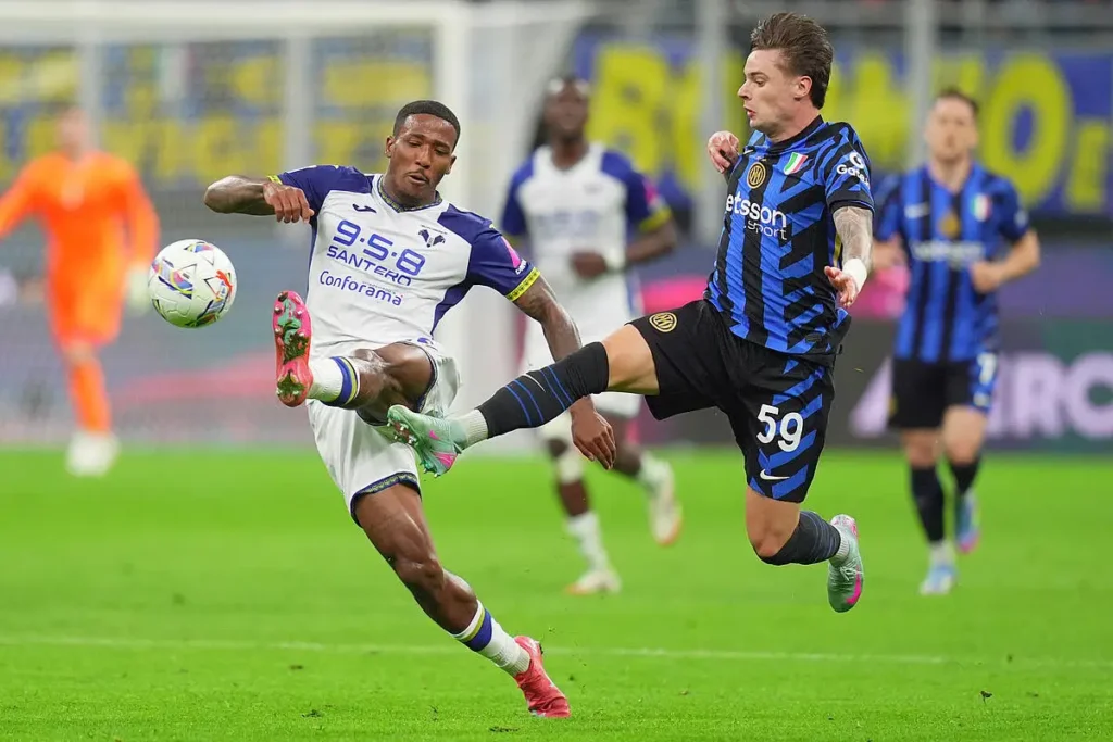 إنتر يهزم فيرونا ويبقى قريبا من نابولي المتصدر