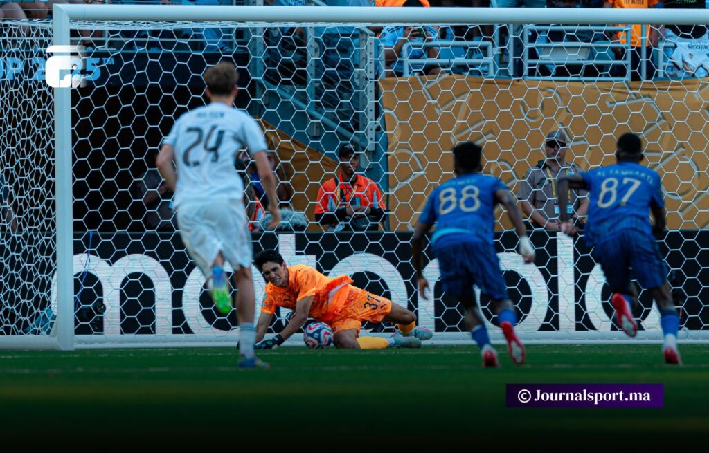 تصدى لضربة جزاء.. بونو يقود الهلال السعودي للتعادل أمام ريال مدريد