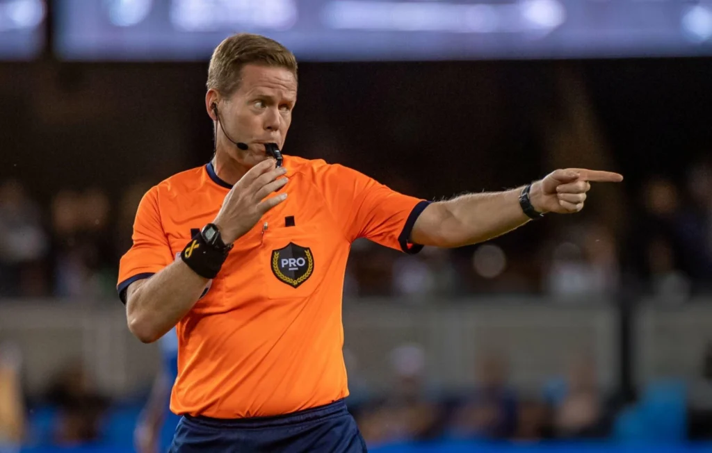 موندو ديبورتيفو: “الحكم الكندي فيشر” هو الذي هزم الوداد أمام العين