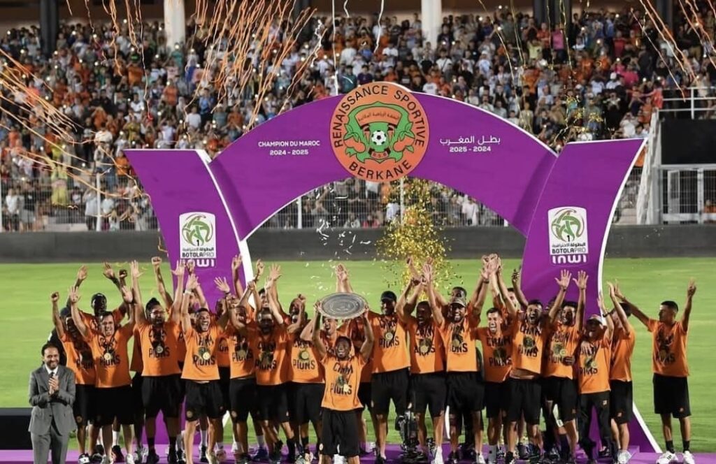 نهضة بركان يحتفل بتسلمه درع البطولة الوطنية