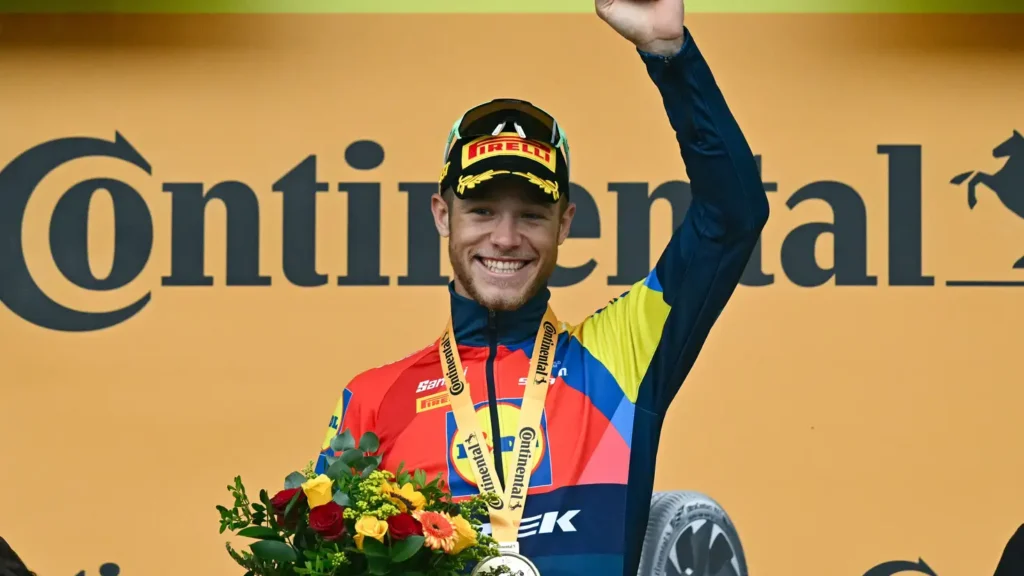 طواف فرنسا.. الايطالي ميلان يفوز بالمرحلة 17 والسلوفيني بالقميص الأصفر