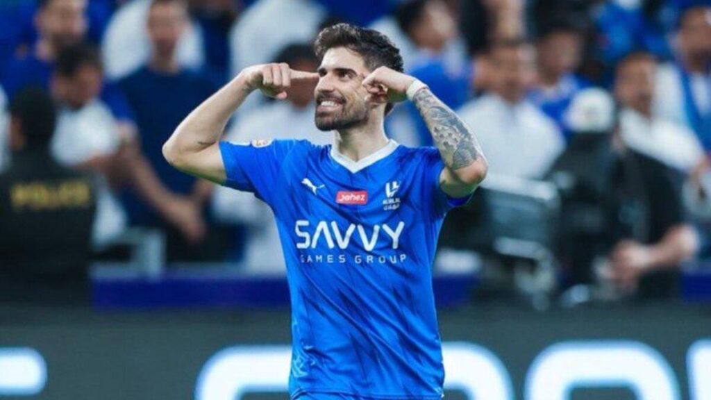 الهلال السعودي يمدد عقد نجمه روبن نيفيز