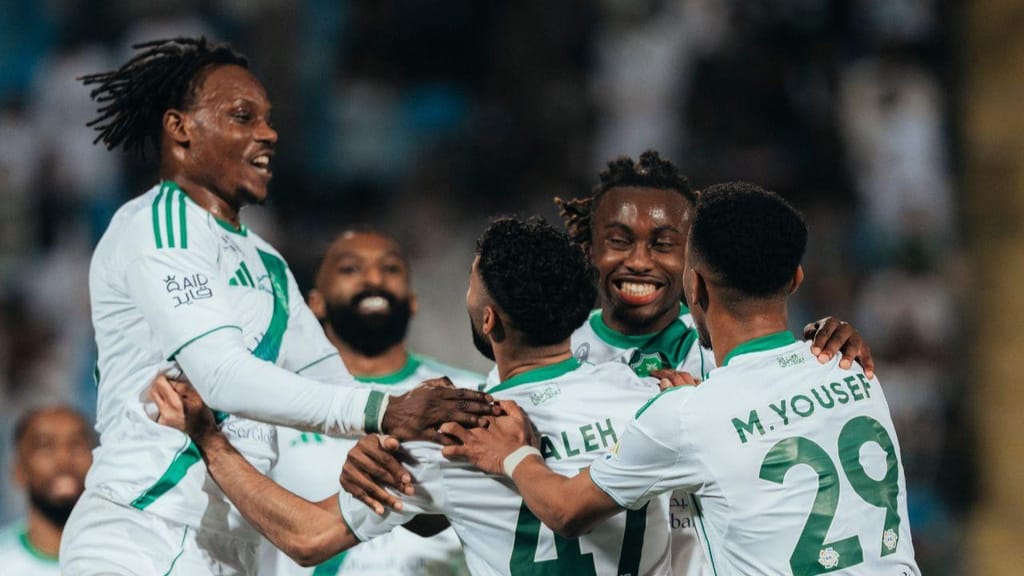 بطولة السعودية.. الأهلي إلى الصدارة مؤقتا بنيران صديقة