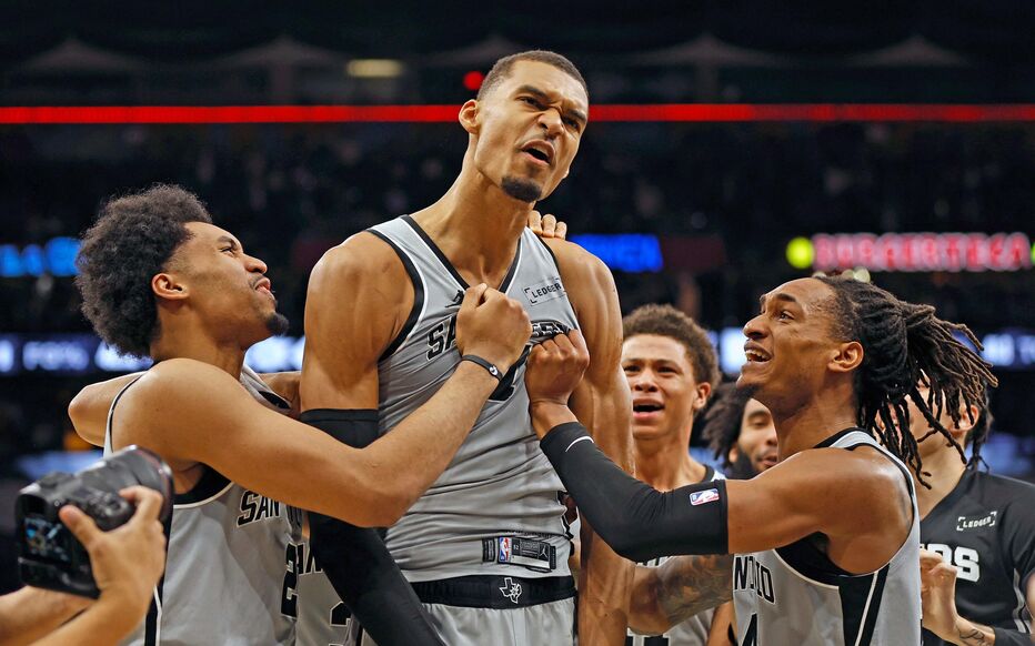 أن بي أيه: سبيرز إلى الـ”بلاي أوف” وأمسية تاريخية لليبرون جيمس