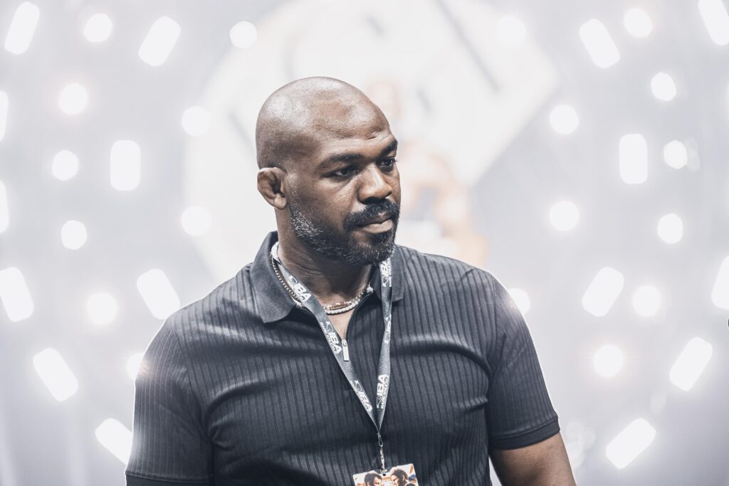 الاتحاد الدولي للملاكمة يضم جون جونز سفيراً عالمياً للملاكمة بدون قفازات