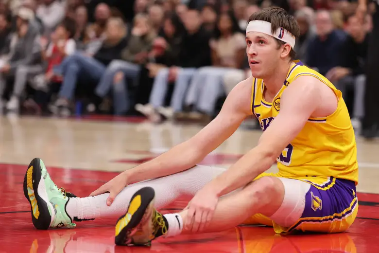 أن بي أيه.. ضربة قاسية لليكرز بإصابة ريفز