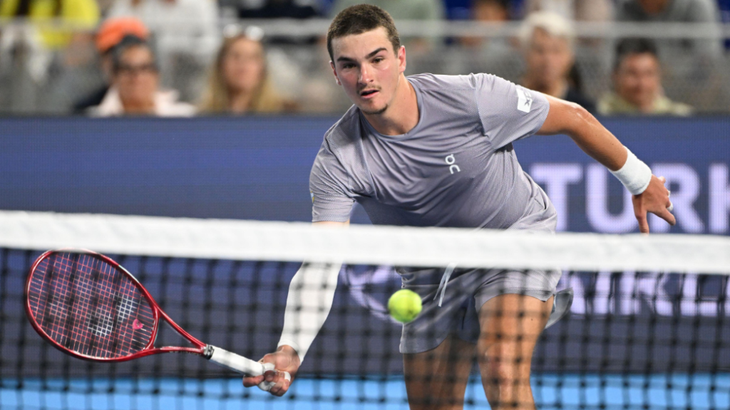 مونتي كارلو.. البرازيلي فونسيكا يبلغ ربع النهائي