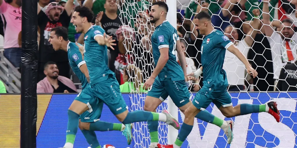 آلاف العراقيين يحتفلون بعودة منتخب كرة القدم إلى بغداد بعد تأهله للمونديال