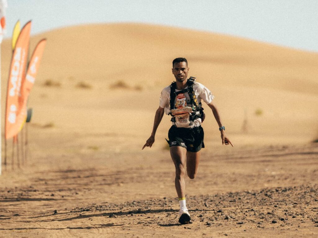 ماراطون الرمال.. محمد المرابطي يوسع الفارق قبل مرحلة الختام
